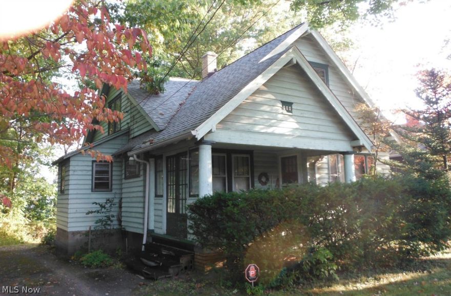 Real Estate Auction! Sells To The Highest Bidder! Thursday October 23, 5 PM (Preview 4 PM)  
4 bedroom, 1.5  bath home.  1712 Square Feet, Built in 1929, this home features newer furnace, hot water tank and roof!  Full Basement    

 TERMS:  10% buyers premium will be added to the final high bid contract price.  A 20% deposit will be required on auction day, cash/check. ID required to register. High bidder will have 30 days to close.  Absolute! To the highest bidder!