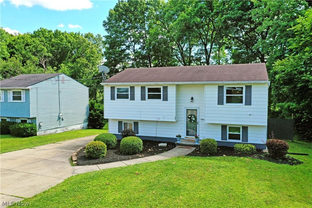 Photo of 3678 Oakview Drive, Girard, OH 44420 (MLS # 5222220)