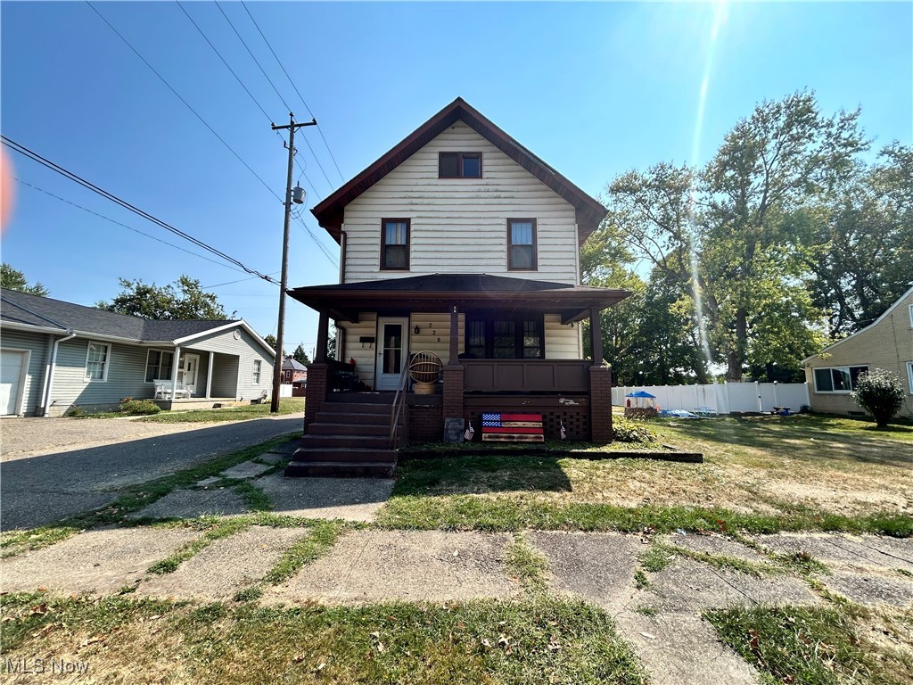 220 W 10th Street, Uhrichsville, Ohio image 2