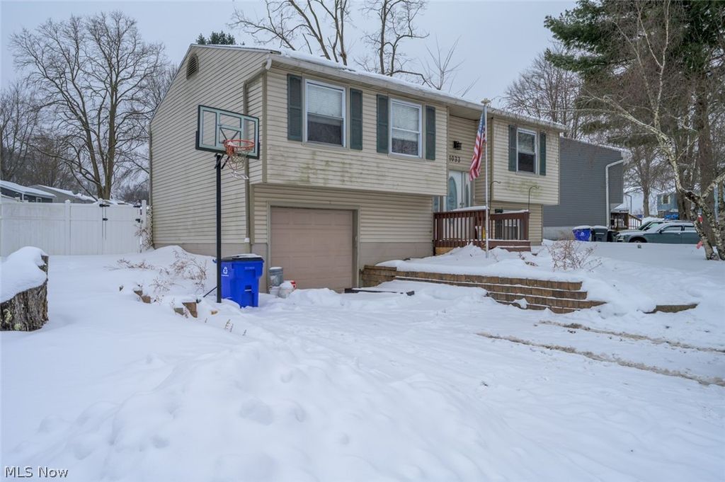 Photo of 1033 Sunnywood Lane, Ravenna, OH 44266 (MLS # 5185735)
