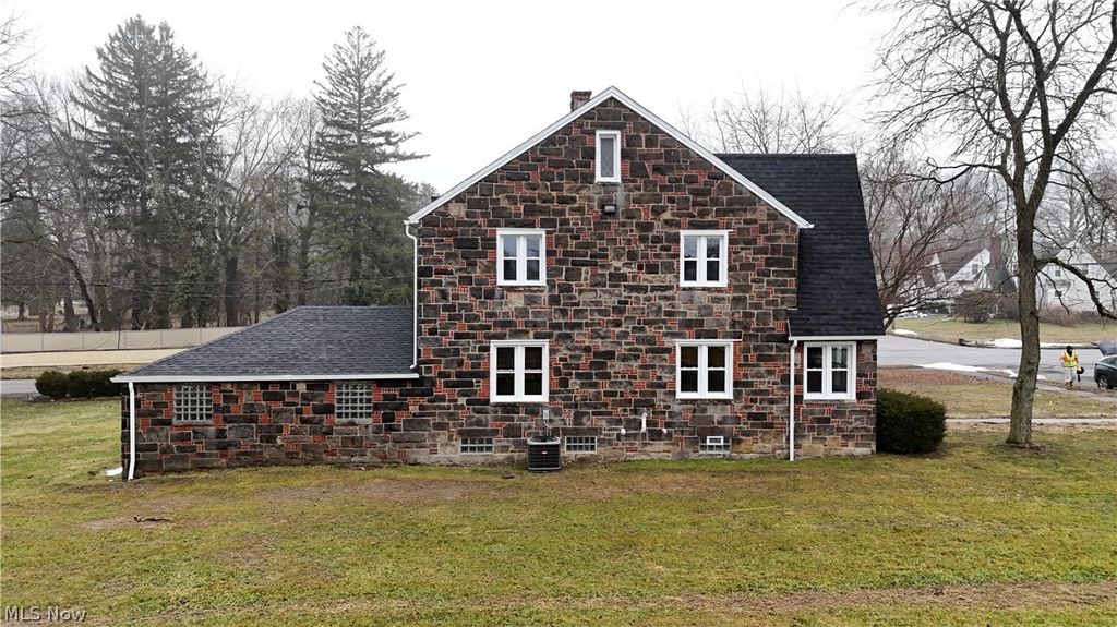 Photo of 512 Clearmont Drive, Youngstown, OH 44511 (MLS # 5191007)