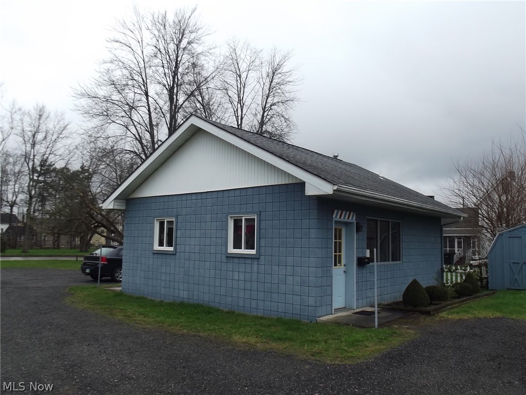 Newer ranch style commercial block building in high traffic area. This building can have many uses like hair salon, insurance or professional office, etc.
Very clean and well cared for on the inside, business has 2 entrances, security system, turn key building. The building is currently being used as a BARBERSHOP. Great price for all that is offered here.