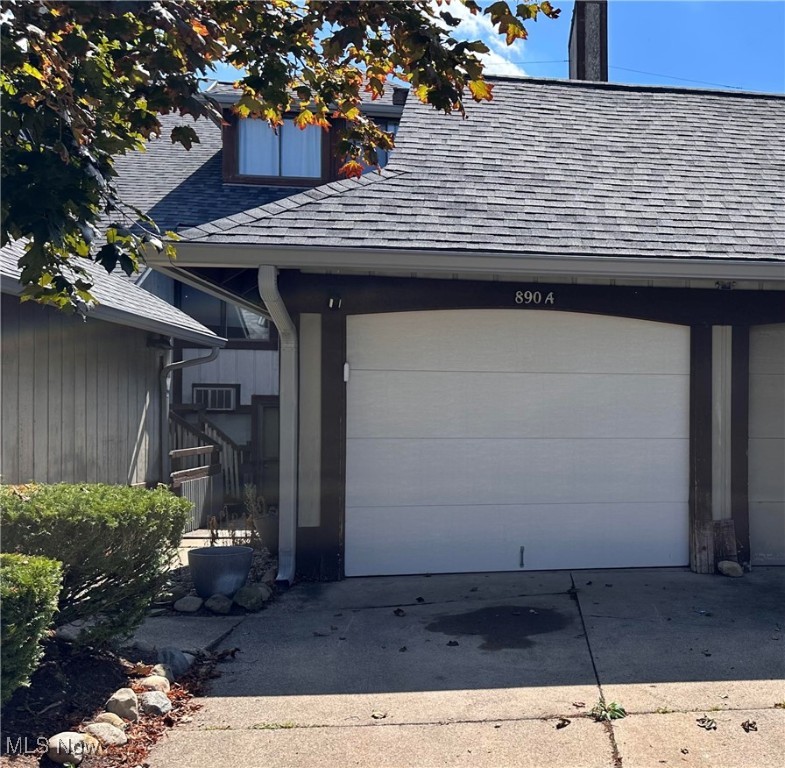Investment opportunity. Remodeled 3 bedroom condo with one car garage in the hills of the Timber Top Community. Tenant owns the kitchen appliances. Community pool and clubhouse.