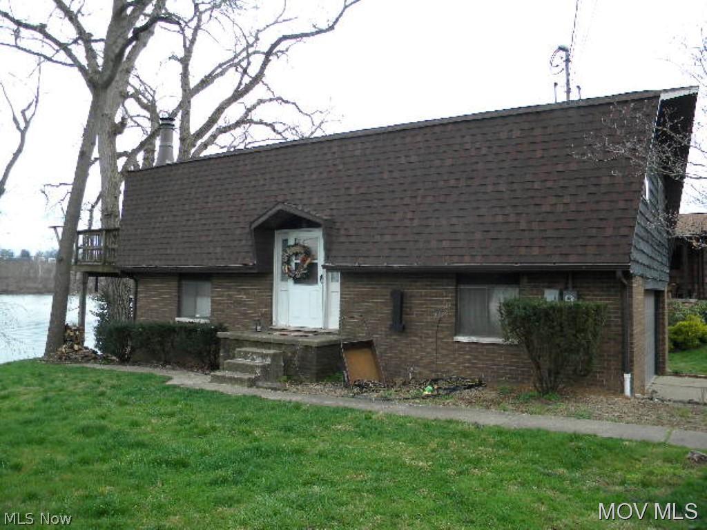 Nice home with fantastic river views. Split level with 1 room downstairs which could be used as Master Bedroom or Family Room. This room has no closets but has a full bath within it. Own your own access to the Ohio River!! HOME IS ABOVE 100 YEAR FLOOD PLAIN!!! Elem: Belpre Elementary School Elem/Bus: Y JrHigh: Belpre Middle School JrHigh/Bus: Y High: Belpre High School High/Bus: Y Fire: CIT Police: CTY PossFreeGas: N ;SQFT=Fin L1:500, Fin L2:994, Fin Bsmt:0, Fin Above:1494, Fin Total:1494, Unfin Bsmt:494, Unfin Above:494;GAR= 2 Car Att