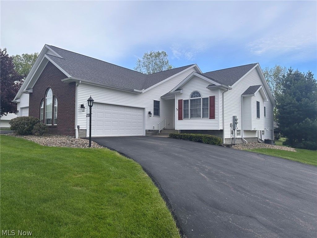 Photo of 220 Cranberry Court, Warren, OH 44483 (MLS # 5218352)