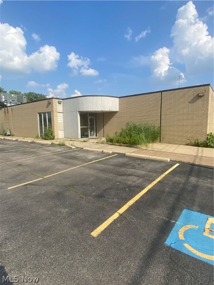 Owner will pay structural insurance and property tax. Do not miss this opportunity for your new business in this 6258 sq ft facility! 
Or if  you are looking for an office building to expand your current operation. There are 14 office spaces available, an exceptionally 
expansive work area for numerous employees too, a large breakroom, and lobby. An attached 1 car garage as well as a parking lot for 
employees and another for your valued customers. A newer roof in excellent shape, and newer hvac system. Make your 
appointment ASAP!!