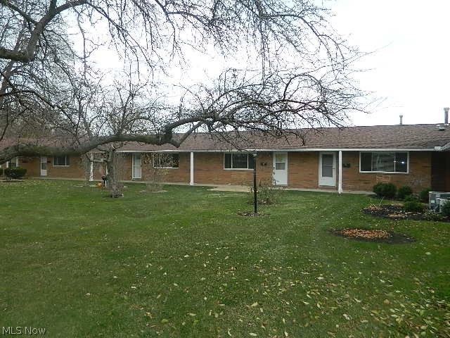 Clean unit, move-in condition, new carpet in living room. New laminate flooring in dining area, kitchen and bedroom. New blinds throughout, appliances stay. Within walking distance of public transportation and several major shopping areas.