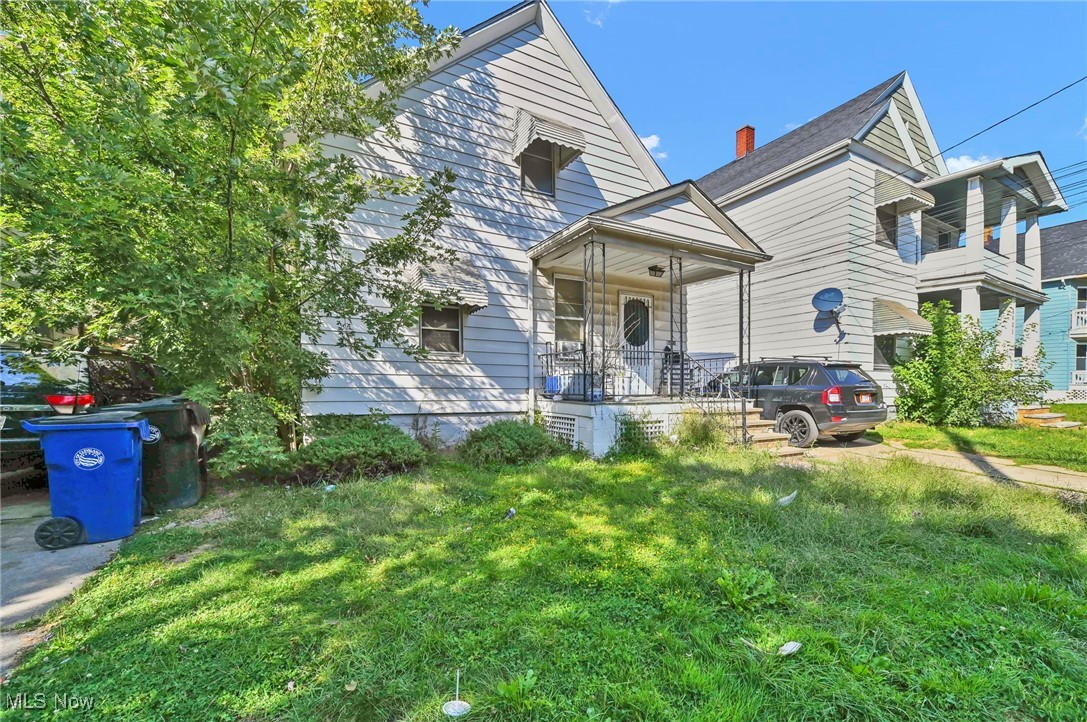 Front and back duplex in Slavic Village. 4 bedrooms, 2 baths (each unit has 2 bedrooms, 1 bath). Front and back units are rented. The rear unit has been rehabbed with newer carpet, flooring, and paint, updated bathroom.