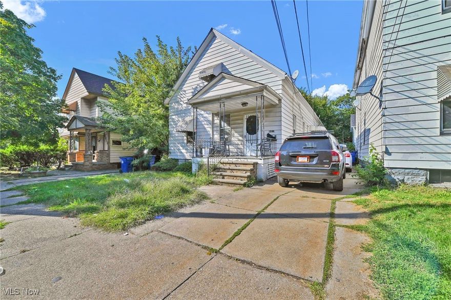 Front and back duplex in Slavic Village. 4 bedrooms, 2 baths (each unit has 2 bedrooms, 1 bath). Front and back units are rented. The rear unit has been rehabbed with newer carpet, flooring, and paint, updated bathroom.
