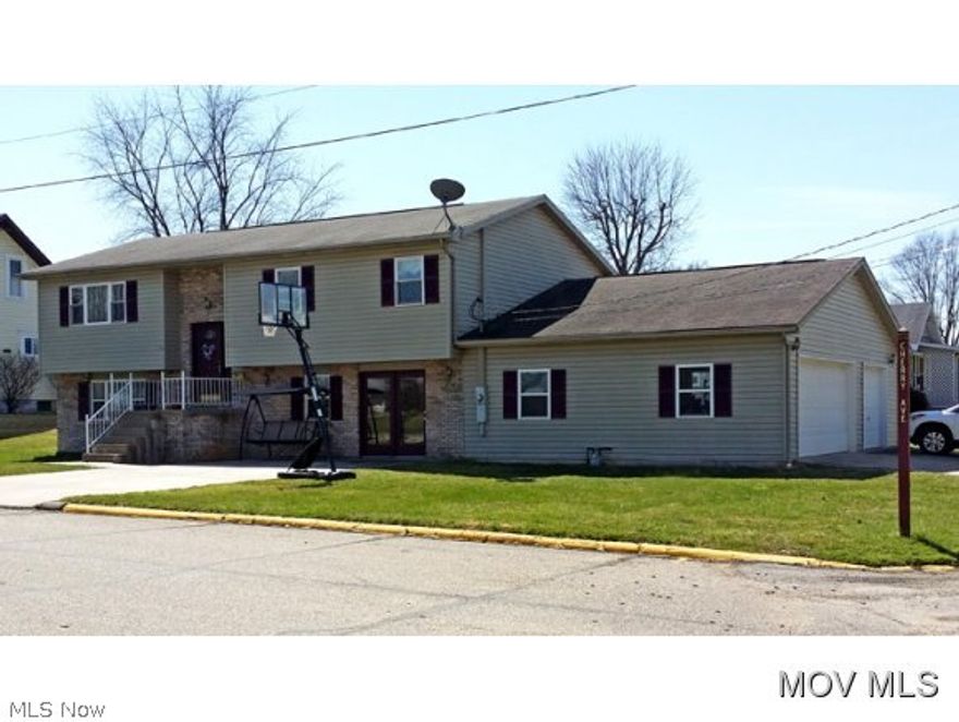 Huck cabinetry, all sq. footage above ground-huge 20x18 family room. Great open floor plan. 16x12 deck of dining area. Fenced yard. 37x25 (3 car) garage. Priced to sell.  Elem: Williamstown Elementary School  Elem/Bus: N  JrHigh: Williamstown Jr. High  JrHigh/Bus: N  High: Williamstown High School  High/Bus: N  Fire: CIT  Police: CTY  ;SQFT=Fin L1:1058, Fin L2:1144, Fin Bsmt:0, Fin Above:2202, Fin Total:2202, Unfin Above:0;GAR= 3 Car Att