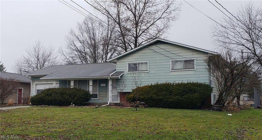 Investers/Handyman
Nice Potential-3 Bedroom,1 1/2 Bath, Single Car Attached Garage.
Selling As Is.