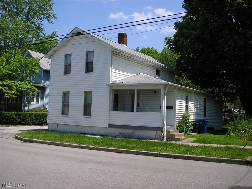 Good rental history! Downstairs unit has 2 bedrooms, upstairs unit has 1 bedroom. Clean and well kept. Call today!