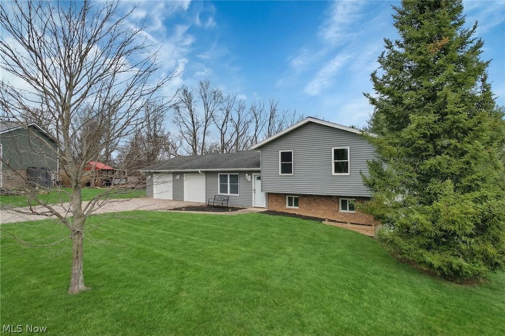 Photo of 625 Vincent Drive, Zanesville, OH 43701 (MLS # 5195373)