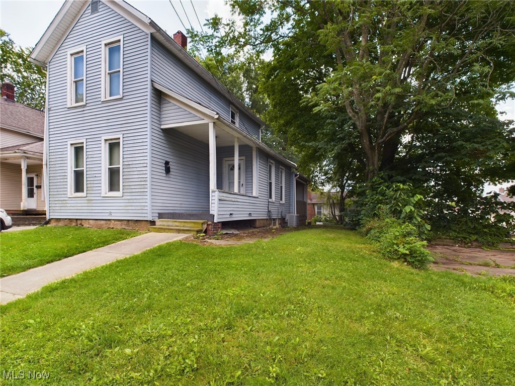 Single family home for sale, currently used as an investment property for off-campus student housing near the
University of Akron. It is currently leased through July 31, 2026. Tenants are currently paying $1900 monthly with an utility cap of $75 per utility. The home has 4 bedrooms, 1 bathroom, and laundry hookups in the basement. Features include central heat and air conditioning, newer vinyl windows, ceiling fans throughout, an eat-in kitchen, and covered front & back porches. The property offers off-street parking and is located on a dead-end street with minimal traffic. Seller will consider a package deal when sold with 318 Sterling Ct., 324 Sterling Ct., and 427 Allyn St.
