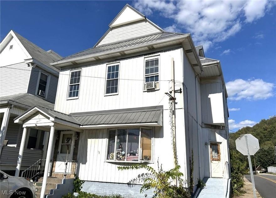 Income-Generating 3-Unit Apartment Building & One Bedroom House! An exceptional investment opportunity awaits! This 3-unit apartment building, along with a one-bedroom house on the same property, offers a fantastic rental income potential in a highly convenient location. With long-term tenants already in place, this property provides steady cash flow. Features include: - **3-Unit Apartment Building**: Spacious units, attracting quality tenants. -**1 bedroom house**: Perfect for additional rental income or an on-site property manager. -**Recent Renovations**: A brand-new metal roof adds value and longevity to your investment. - **Off-Street Parking**: A valuable amenity that tenants appreciate. - **Tenants Pay All Utilities**: Maximizes your return on investment. Don't miss this rare opportunity to own a multi-unit property with established rental income and low operating costs. Contact us today to schedule a showing!