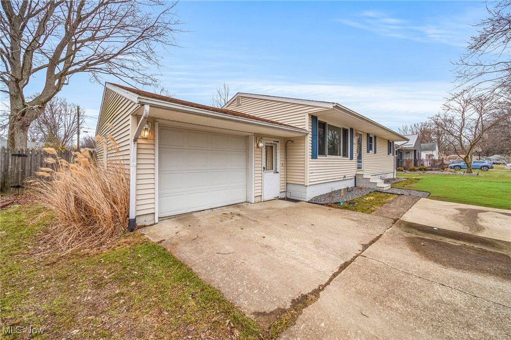 Photo of 1010 Brown Drive, Ashtabula, OH 44004 (MLS # 5181438)