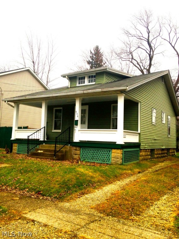 Cozy 2 bedroom bungalow available in the Falls! Eat in kitchen, spacious living room. Full basement, large front porch. Simple and sweet, you cant beat it for the price! No section 8.