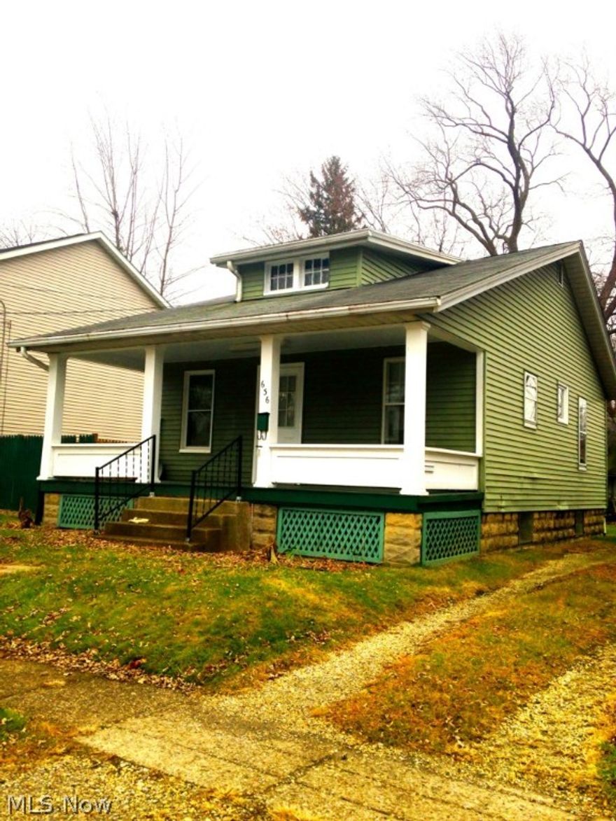 Cozy 2 bedroom bungalow available in the Falls! Eat in kitchen, spacious living room. Full basement, large front porch.    Simple and sweet, you cant beat it for the price! No section 8.