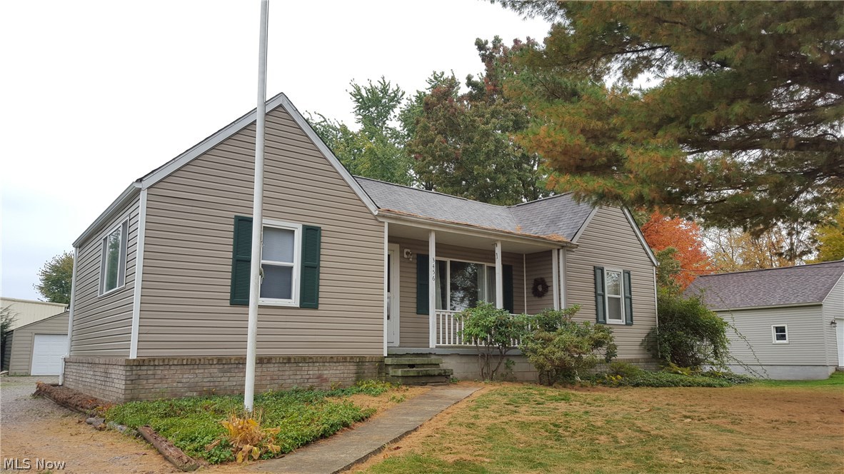A desirable 2 bedroom home available in Uniontown! The home features a spacious living room that has a fire place with
custom built ins! The bathroom vanity has various storage space for all your items. Also has a great sized deck for a get
together with friends! Don't miss out! No section 8. $35 application fee per adult applicant. We run credit criminal and eviction
background check. Available for move in at the end of August.