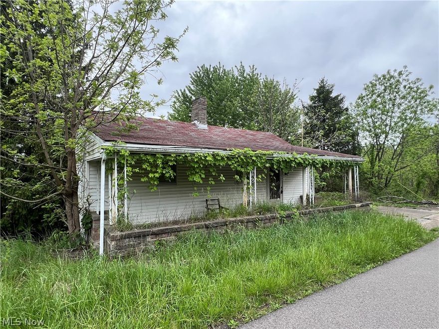 This is an estate. minerals transfer with sale of the property. Seller is unaware of condition of septic, Currently there is well water at property, seller is unaware of condition of well, however, public water is nearby.