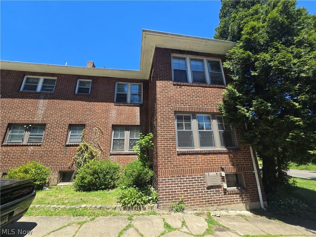 Photo of 2424 Elm Street, Youngstown, OH 44505 (MLS # 5217122)