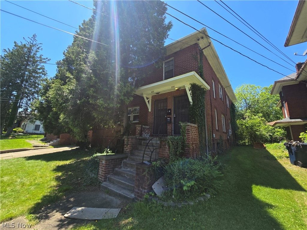 Photo of 2424 Elm Street, Youngstown, OH 44505 (MLS # 5217122)
