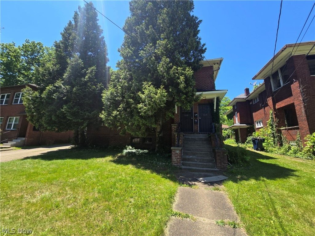 Photo of 2424 Elm Street, Youngstown, OH 44505 (MLS # 5217122)