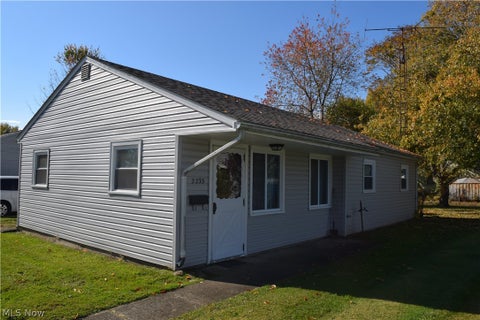 Tiny photo for 2233 Maxine Avenue NE, Canton, OH 44705 (MLS # 5257154)