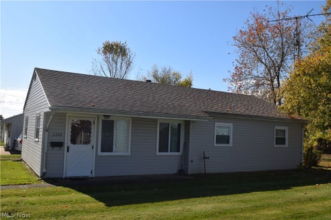 Photo of 2233 Maxine Avenue NE, Canton, OH 44705 (MLS # 5257154)