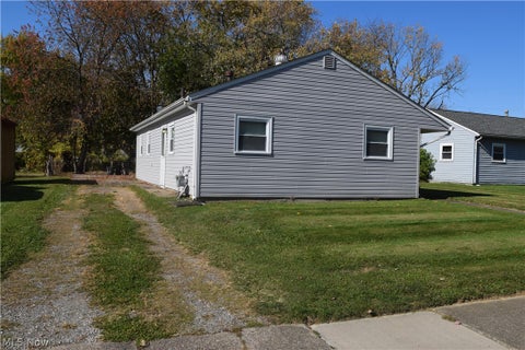 Tiny photo for 2233 Maxine Avenue NE, Canton, OH 44705 (MLS # 5257154)