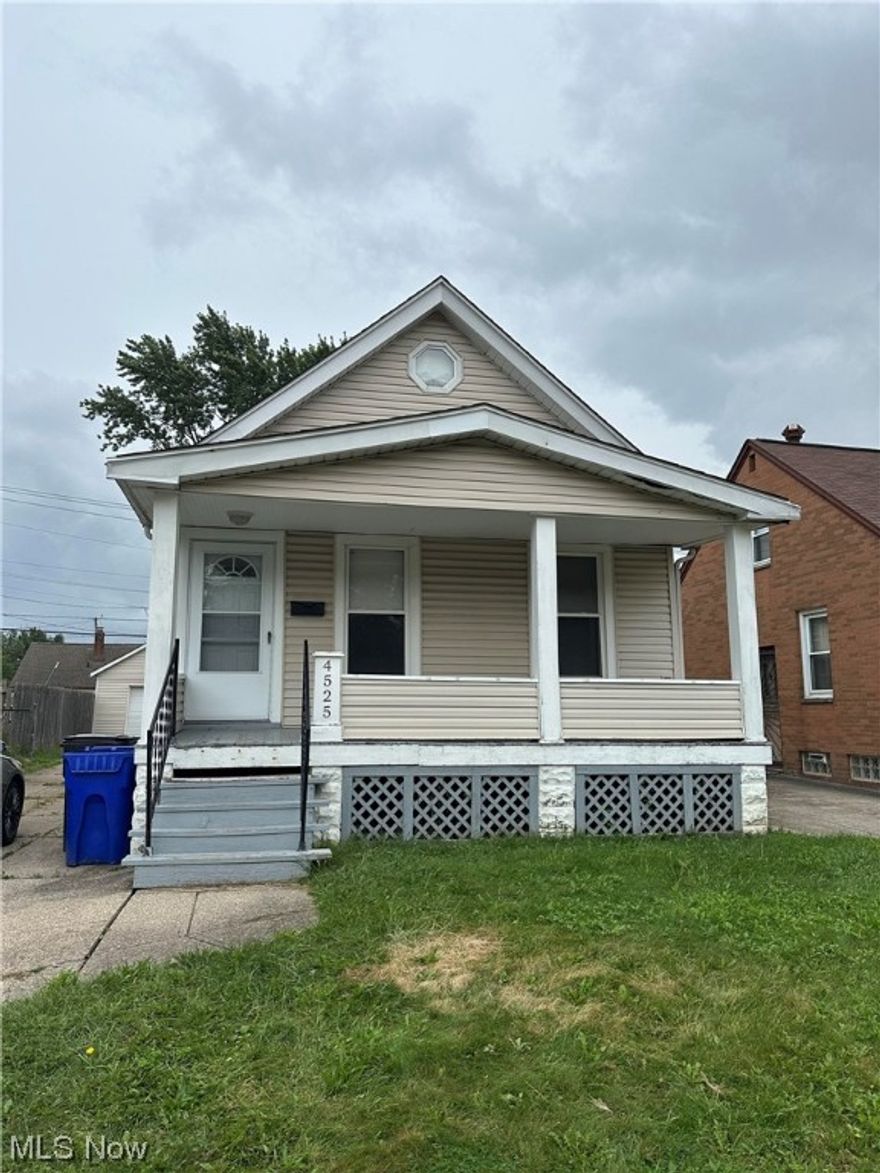 Don't miss this opportunity to call this cozy home yours.  The bathroom and kitchen have recently been remodeled and look chic and modern.  Keep your car snow and ice free by parking your car in the garage this Winter. 
Tenant must have: 
600+ credit score 
No felonies 
No previous evictions 
No Pets 
Earn at lease $3,000 / mo. 
$50 Tenant paid application