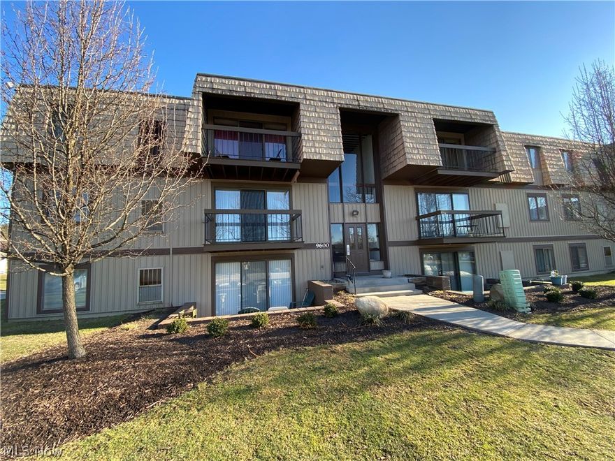 Why Rent,  when you can live in a darling one bedroom unit in popular Sunrise Cove. Includes updated kitchen, spacious family room and large bedroom. Other amenities include pool, tennis and basketball courts and common party center.