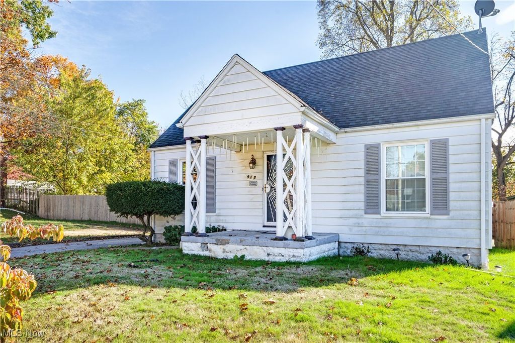 Photo of 917 Woodford Avenue, Youngstown, OH 44511 (MLS # 5168001)