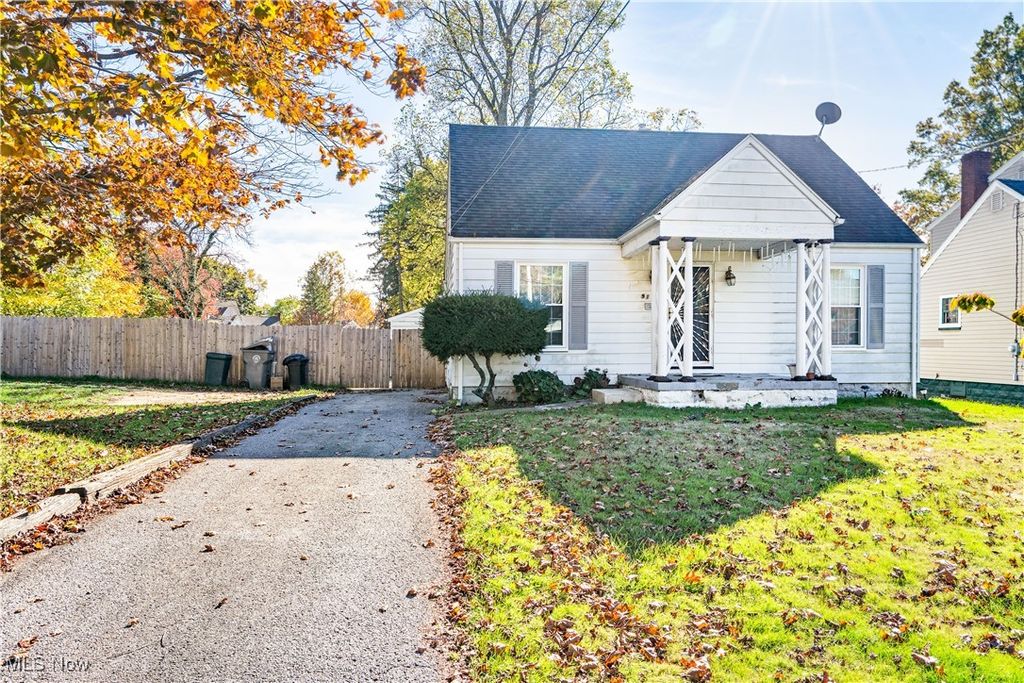 Photo of 917 Woodford Avenue, Youngstown, OH 44511 (MLS # 5168001)