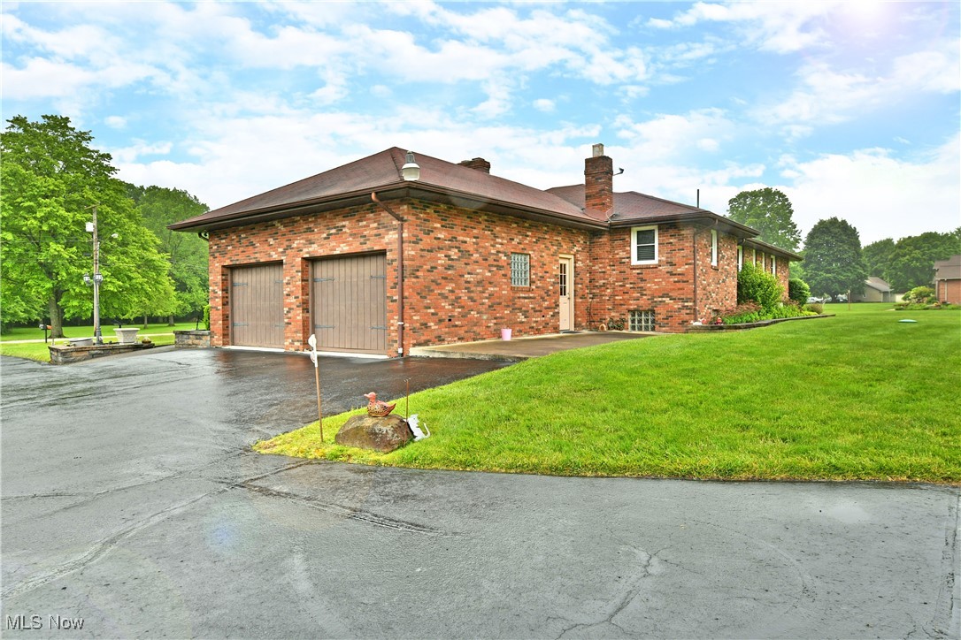 894 Bedford Road, Lowellville, Ohio image 3