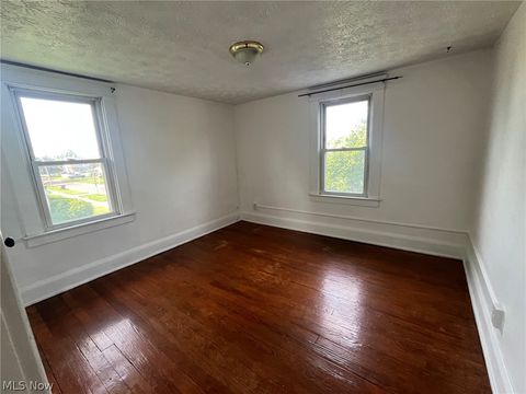 Tiny photo for 304 Lowell Avenue NE, Warren, OH 44483 (MLS # 5210591)