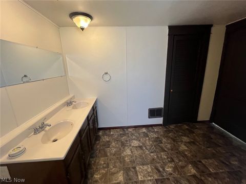 Tiny photo for 304 Lowell Avenue NE, Warren, OH 44483 (MLS # 5210591)