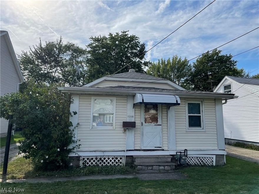 Simple Living in a Simple Home. Two Bedrooms, One Bath Ranch right off Vine St. Brand New Carpeting in Living Room, and LVT in the Kitchen and Foyer. Ready for a Buyer that wants to add their final touches to an amazing home, or an investor that can rent it out with little work. Come see your new home today!
Seller is offering a $7,000 credit at closing for the buyer.