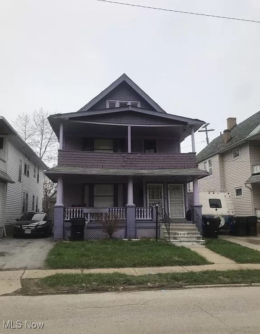 Duplex property... Investors! Upgraded Two unit house is a cash flowing machine! Gross rent of $1,700/month or $20,400/year, for a 13% ROI, Brand new Furnaces and Hot water tanks. Located less than 10-15 minutes to downtown, CWRU, Cleveland Clinic, hospitals & University Circle. Amazing opportunity to just collect rents! 17% ROI