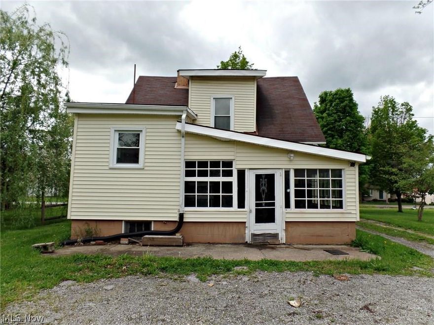 Great investment opportunity. This home just needs a little TLC. 3 bedroom house with large living room, formal dining room and 1st floor full bath. Enclosed back porch. Great location. Call today!