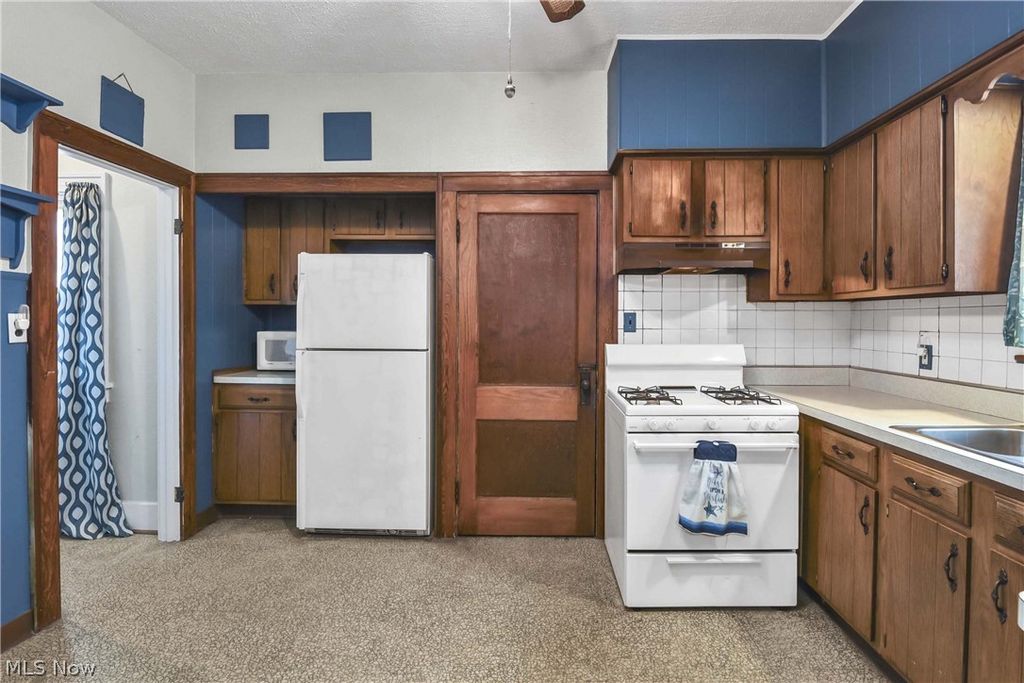 Photo of 7510 Manhattan Avenue, Parma, OH 44129 (MLS # 5192175)