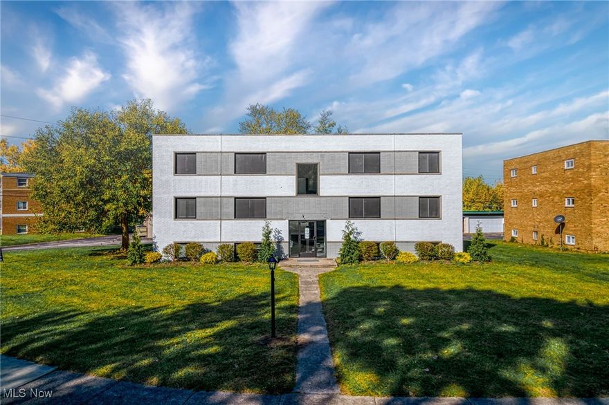 Spacious & Newly Renovated Apartment available for rent in Rocky River! This beautifully updated 2-bedroom,
1-bathroom unit offers modern living in a prime location. Featuring fresh renovations throughout, the apartments boasts a
bright and open layout, customs built-ins; new flooring throughout along with an updated kitchen and bathroom. The fully
equipped kitchen includes stainless steel appliances, gorgeous white cabinetry with sleek black matte hardware, ample
prep space featuring eat-in kitchen. Both bedrooms are generously sized with plenty of closet space, while the updated
bathroom provides a fresh, contemporary feel. Additional highlights include: Brand-new flooring throughout; Modern,
energy-efficient appliances; Wifi enabled on-site laundry for residents & additional guest parking is available.
Conveniently located near shopping, dining, Rocky River Metroparks and all major highways making this an extremely
attractive location to live-work-play. Perfect for those seeking a turn-key ready home with all the comforts of modern
living. Don’t miss out on this fantastic rental opportunity! Schedule a showing today!