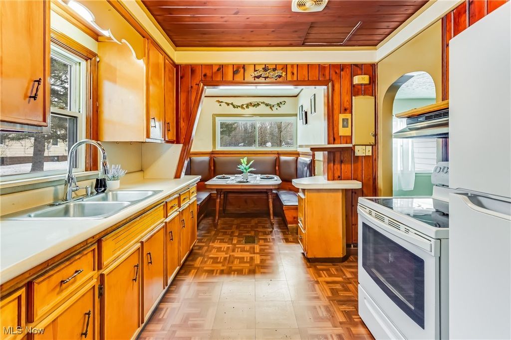 Photo of 3240 Oak Street Extension, Youngstown, OH 44505 (MLS # 5182525)