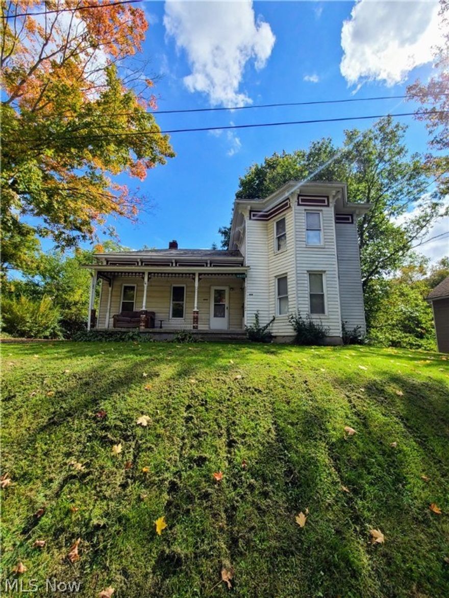 1 Bedroom 1 Bath apartment available within walking distance to 422 and 528 (Nelson Rd.). 25 minutes from downtown Warren and 40 minutes from downtown Cleveland. The tall windows in the living room allow for plenty of natural light and a view of Moss Beach Club Lake that is just remarkable. Private driveway for off-street parking. Shared front and back patios with small backyard. All adult occupants must fill in an online application that runs credit, criminal and eviction history, plus provide income verification. No smoking and no section 8. This unit is a duplex with separate entrances, the building consists of a total of 2 units. This is not a single family home.