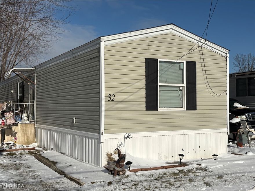 Don't miss out on this rare opportunity to own a 2016 2 bedroom 2 full bath mobile home at an affordable price.  Bring your decorating ideas and enjoy carefree living in that this home's 10 year old major mechanicals are in great working order which definitely offers "peace of mind"!  Easy access to shopping and services.  Water, sewer, management and rubbish removal $85/month.  Make your appointment today!
Great layout
Comfortable living space
Easy access to shops & services
Affordable price  won’t last long!
Message for price & appointment!