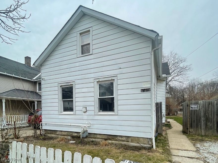Investor special!! Bring your contractors and your ideas. Located West Side Cleveland. Great fixer upper and will make a good income producing property.