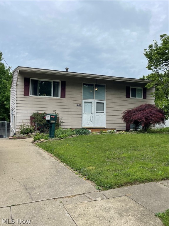 Welcome to this charming bi-level home nestled Akron, offering comfort, convenience, and versatility. This well-maintained residence boasts 4 bedrooms and 2 bathrooms, providing ample space for family living or entertaining guests.
Conveniently located near highways, schools and parks, this home offers the perfect blend of tranquility and accessibility. Don't miss the opportunity to make this wonderful bi-level residence your own!