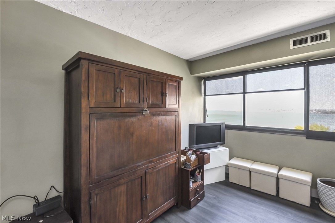 Meridian Condo - Residential