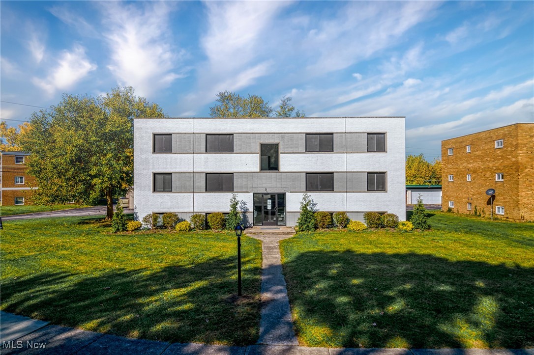 Rocky River, Ohio 44116, United States, 2 Bedrooms Bedrooms, ,1 BathroomBathrooms,Residential,Pending,111999