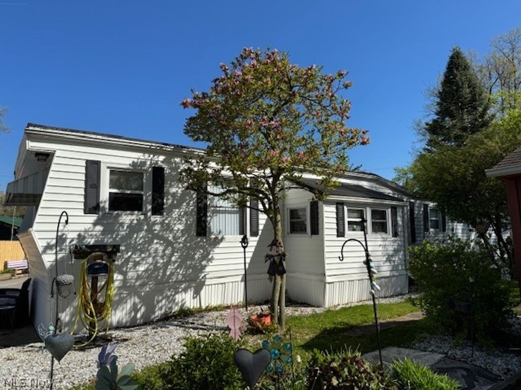 Photo of 1705 E 28 Street ST #42, Ashtabula, OH 44004 (MLS # 5206731)